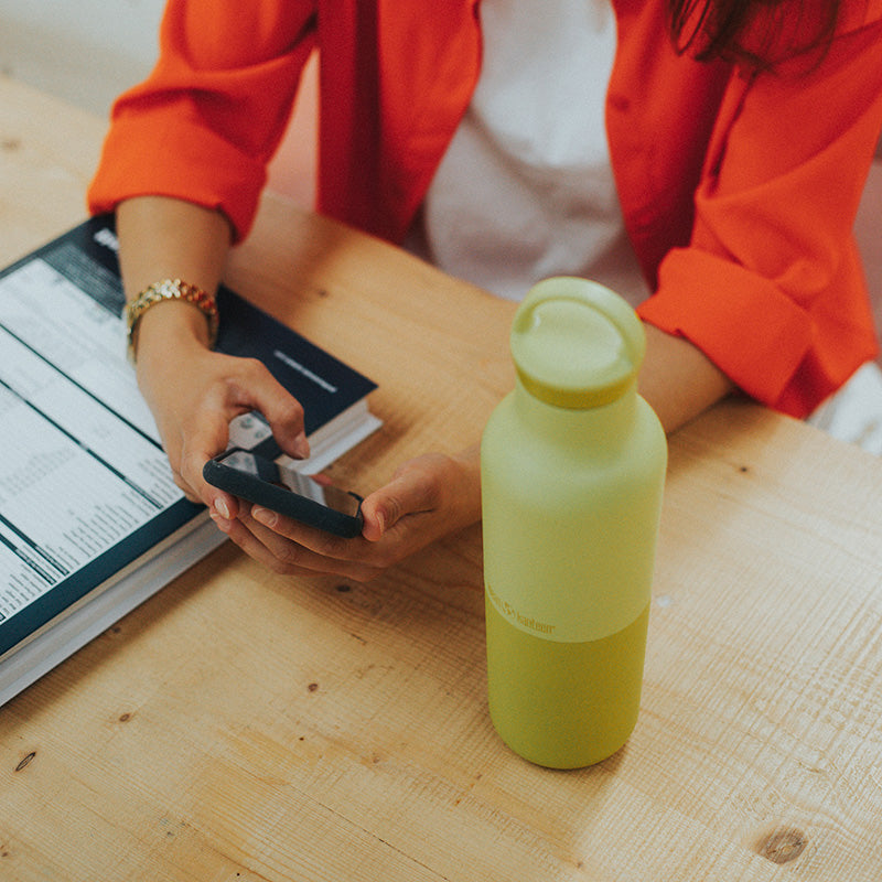 daily-on-the-go-set-t6 20oz_rise_classic_insulated_bottle_acacia_worker_phone_square.jpg