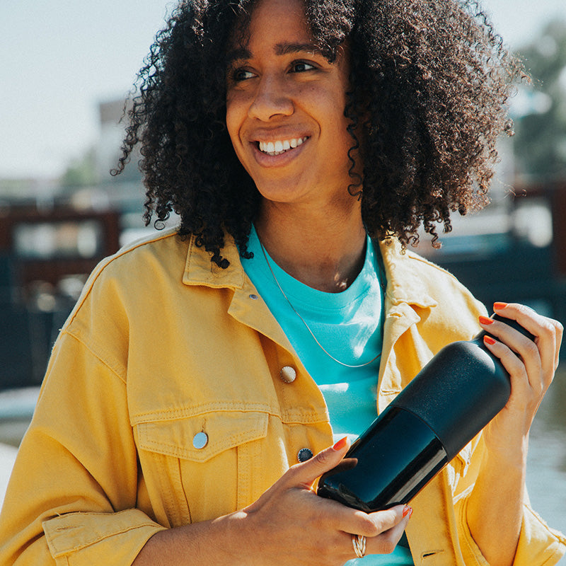 daily-on-the-go-set-t6 20oz_rise_classic_insulated_bottle_black_woman_smile_square.jpg